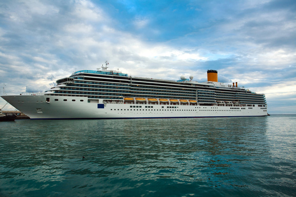 cruise gemi denizde mavi gökyüzünde bulutlar ile arka planda - Fotoğraf, Görsel
