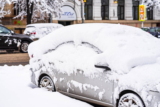 Cars covered with snow from the first snow fall of the year. Win - 写真・画像