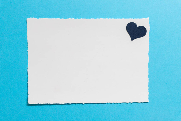 Šablona prázdné karty se srdcem na modrém pozadí. - Fotografie, Obrázek