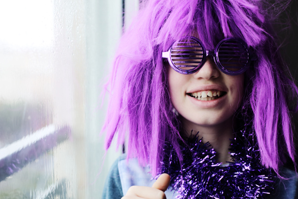 feliz chico autista emocional en traje de carnaval en casa
 - Foto, imagen