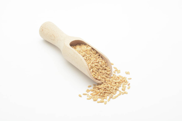 Golden linen in a wooden spoon - Foto, imagen
