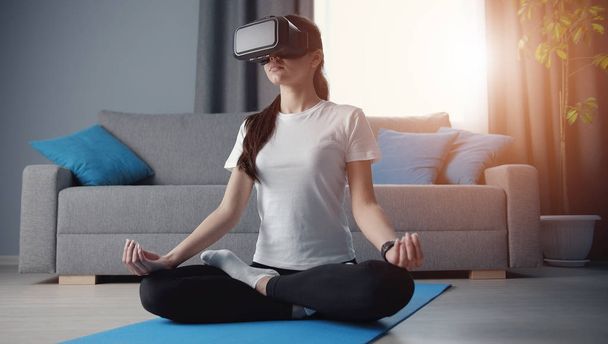 Girl using AR while meditating - Foto, afbeelding