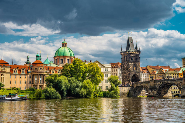 Çek Cumhuriyeti 'nde Charles Bridge Prag. - Fotoğraf, Görsel