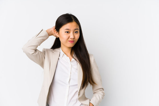 Nuori liike kiinalainen nainen eristetty koskettaa takaisin pään, ajattelu ja tehdä valinta
. - Valokuva, kuva