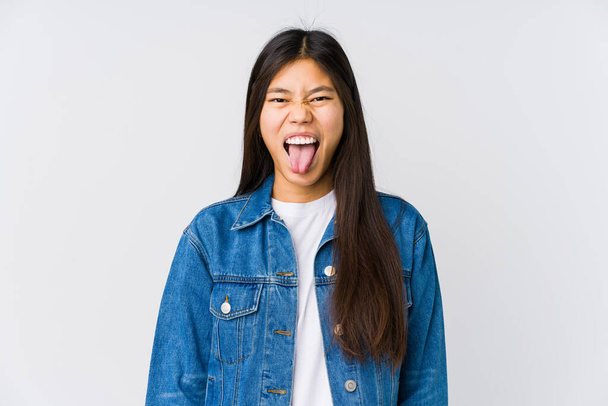Mladá asijská žena legrační a přátelský vyčnívající jazyk. - Fotografie, Obrázek