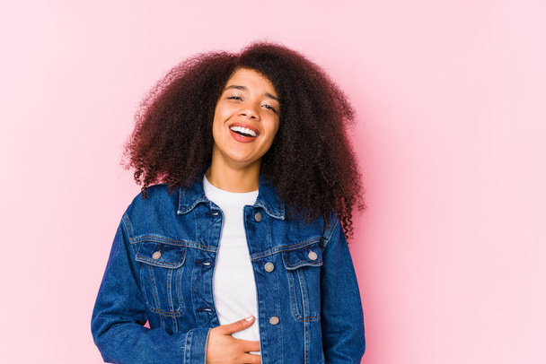 Giovane donna afroamericana tocca pancia, sorride dolcemente, mangiare e concetto di soddisfazione
. - Foto, immagini