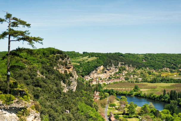 Vista de uno de los pueblos más bellos de Francia La Roque-Gageac, Dordogne, Aquitania desde los jardines Marqueyssac. Campo paisaje francés con el río Dordoña, campos y colinas. Destino turístico
. - Foto, imagen