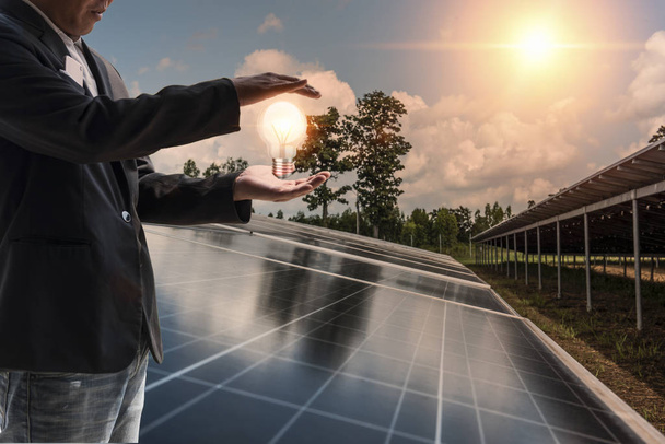 Vállalati menedzser bemutatja, hogyan kell eladni a tetőtéri napenergiából származó villamos energiát a hálózatnak. Ipari és technológiai koncepció az energiatermelő-fogyasztó, villamosenergia-termelő, virtuális erőmű számára. - Fotó, kép