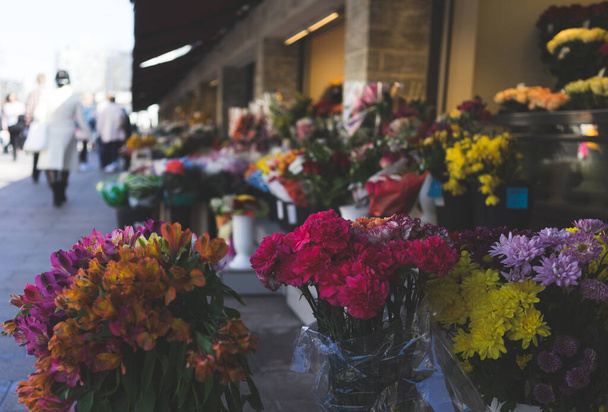 Çiçekçinin vitrininde çok renkli buketler - Fotoğraf, Görsel