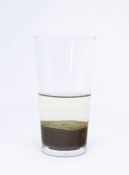 Experimento científico: mistura heterogênea de água e areia
 - Foto, Imagem
