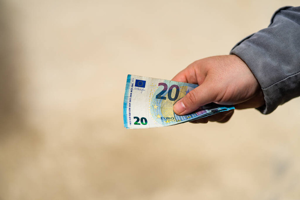 Un homme donne de l'argent comme un pot-de-vin ou des pourboires. Exploitation d'une banque EURO
 - Photo, image