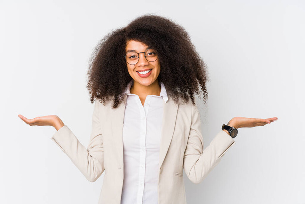 Jovem mulher de negócios afro-americana faz escala com braços, se sente feliz e confiante
. - Foto, Imagem
