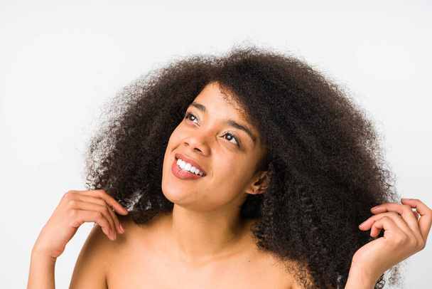 Jovem afro mulher rosto close-up isolado
 - Foto, Imagem
