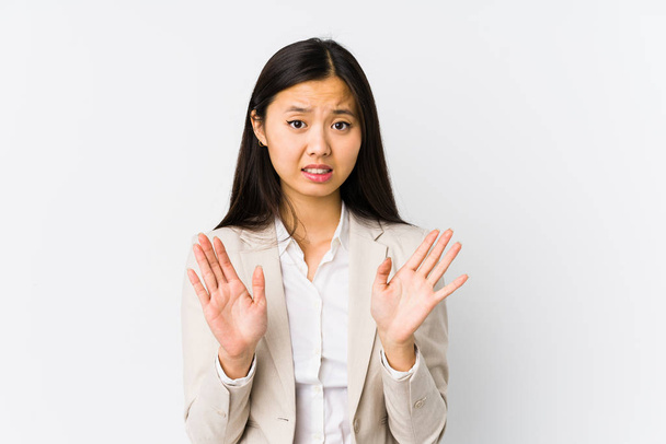 Joven mujer de negocios china aislada rechazando a alguien que muestra un gesto de disgusto
. - Foto, Imagen