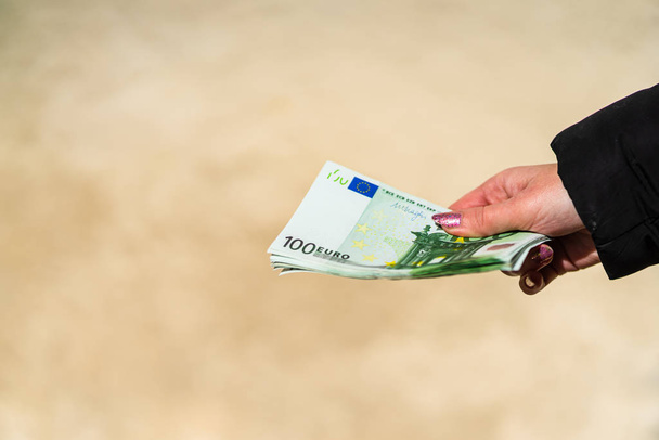 Femme main tenant et donnant de l'argent. Concept monétaire mondial, close
  - Photo, image