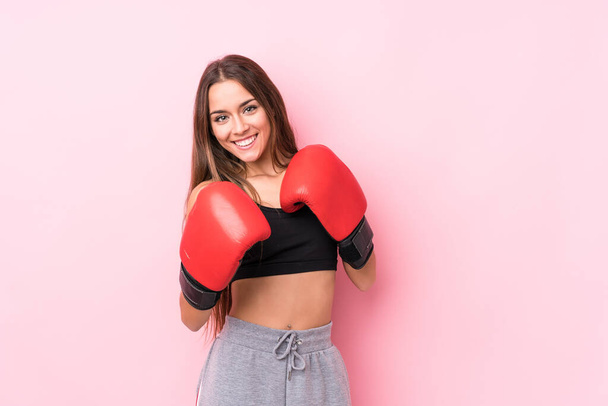 Jeune femme sportive caucasienne boxe - Photo, image