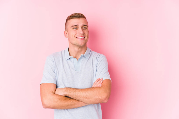 Young caucasian man isolated smiling confident with crossed arms. - Photo, Image