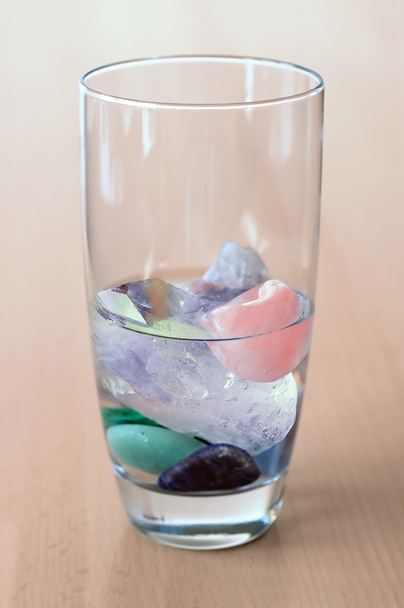 Kristallit lasi vettä puupöydällä
 - Valokuva, kuva