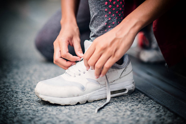 Közelíts rá a cipőatlétákra, a városban futó nőkre. Sport koncepció - Fotó, kép