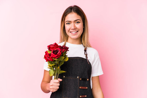 Молода біла жінка тримає троянди ізольовані щасливі, усміхнені і веселі
. - Фото, зображення