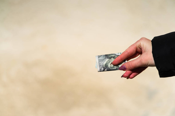 Женщина держит и дает деньги. Концепция мировых денег, закрыть
  - Фото, изображение