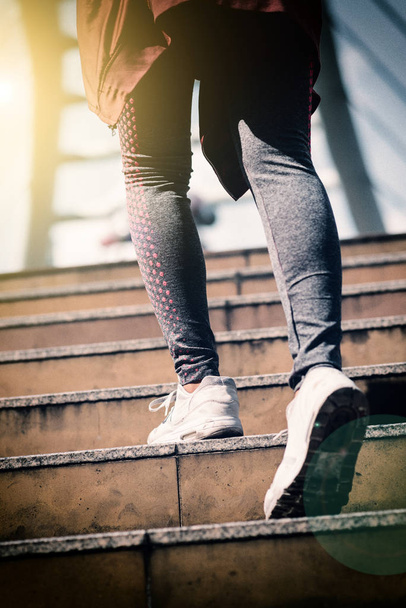 Zbliżenie na sportowca butów, kobieta biegająca w mieście. Koncepcja sportu - Zdjęcie, obraz