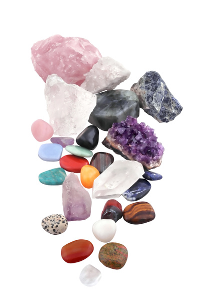 groep van verschillende soorten kristallen op witte achtergrond - Foto, afbeelding