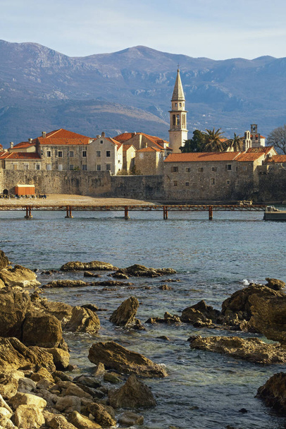 Güzel bir kış Akdeniz manzarası. Karadağ, Adriyatik Denizi. Eski Budva kasabası manzarası ve St. John Kilisesi çan kulesi - Fotoğraf, Görsel