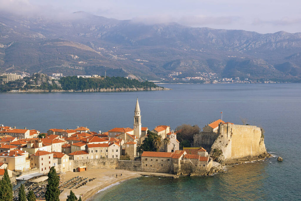 Hermoso paisaje mediterráneo de invierno. Montenegro, Mar Adriático. Vista del casco antiguo de Budva - Foto, Imagen