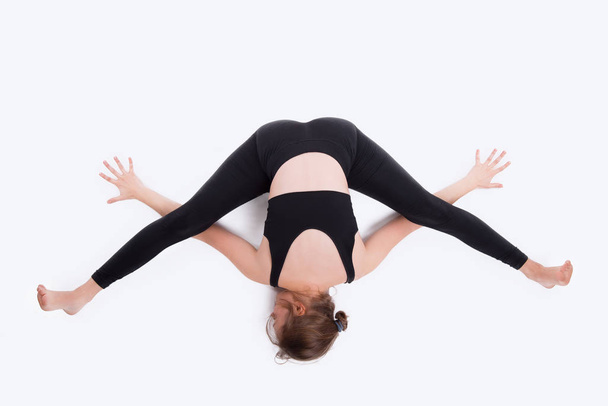 fotó a nő studiou gyakorló jóga fehér háttér - Fotó, kép