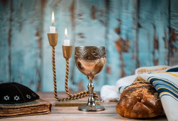 Sabbath Yahudi Tatil challah ekmek ve ahşap masa üzerinde kandelas - Fotoğraf, Görsel