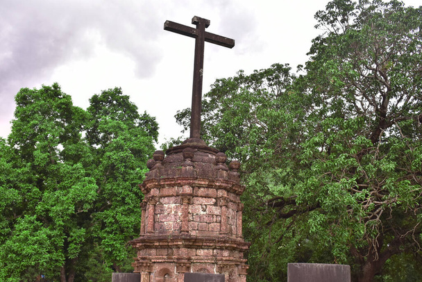 μια αρχαία αρχιτεκτονική με σταυρό σημάδι στην κορυφή - Φωτογραφία, εικόνα
