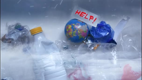 Plastikowe butelki zamrożone w koncepcji zanieczyszczenia mgły. Kinemagraf - Materiał filmowy, wideo
