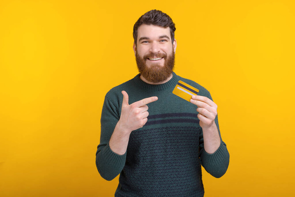 Fénykép boldog jóképű férfi mutató hitelkártya - Fotó, kép