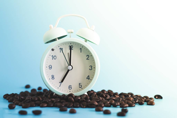 Reloj despertador y granos de café
 - Foto, Imagen