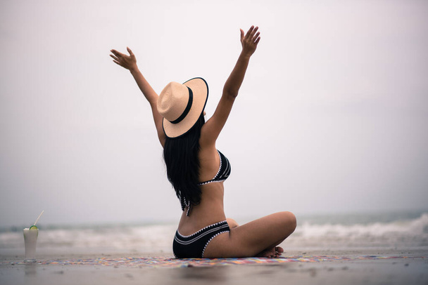 sexy belle femme asiatique sur la plage vacances d'été en bikini si - Photo, image