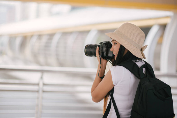 Fotografowanie turystyczne stojąc na moście - Zdjęcie, obraz