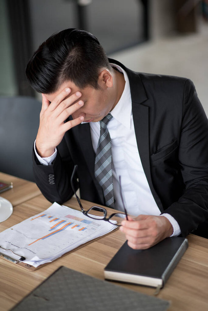 Aziatisch zakenman voelt werk met stress. - Foto, afbeelding