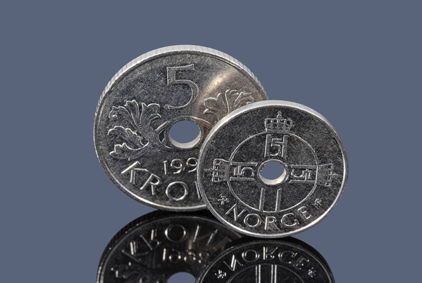 暗い鏡の背景にノルウェーのコインを閉じる - 写真・画像