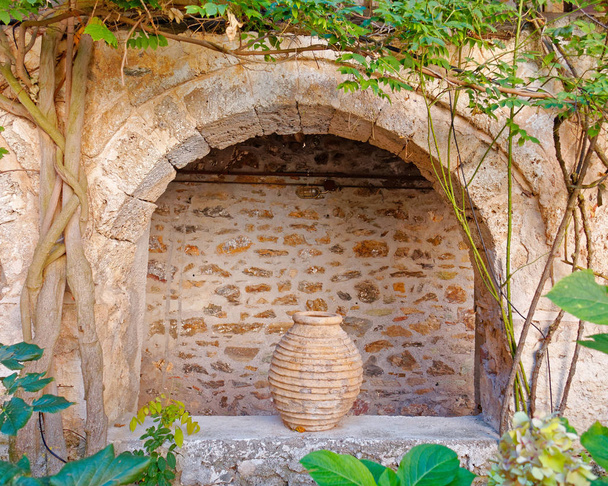 Grécia, arco e jarro de cerâmica na antiga casa de pedra na ilha de Creta
 - Foto, Imagem