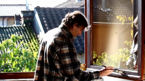 bakım işçisi tabloyu ahşap pencere - Video, Çekim
