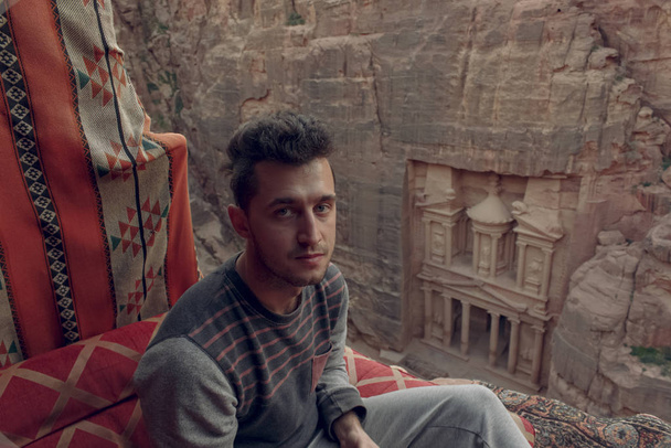 συνηθισμένο πορτρέτο άνθρωπος ταξίδια κοιτάζοντας κάμερα Ιορδανία Μέση Ανατολή θησαυρός Petra Unesco κληρονομιά στον κόσμο διάσημο τόπο προορισμού κορυφή σημείο θέα - Φωτογραφία, εικόνα