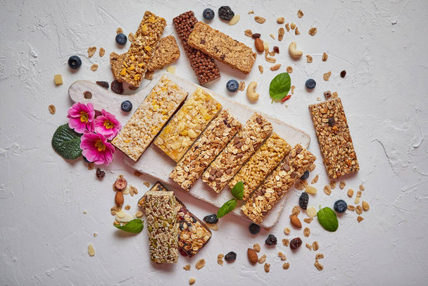 Diverse soorten eiwit granola repen met droog fruit en bessen - Foto, afbeelding