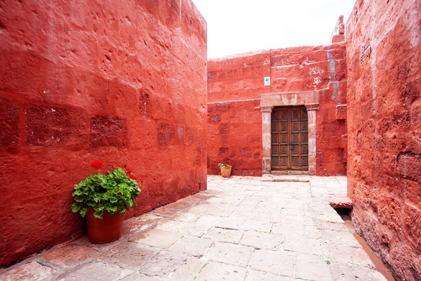 Terracotta walls of buildings monastery of Santa Catalina, Arequipa, Peru, old wooden door. - Fotoğraf, Görsel