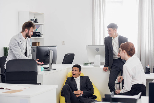 Офісні працівники розмовляють під час робочого дня в офісі
 - Фото, зображення