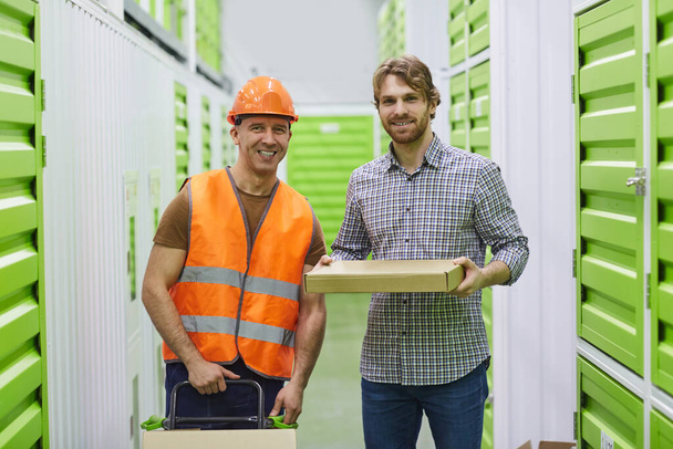 Jeunes hommes travaillant dans un entrepôt
 - Photo, image