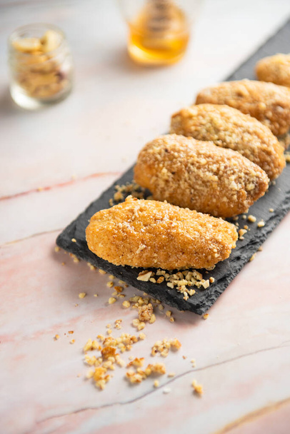 Νόστιμα και νόστιμα ελληνικά μπισκότα μελιού με καρύδια - Φωτογραφία, εικόνα