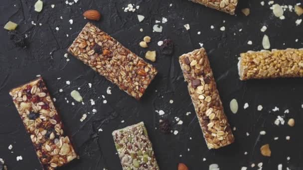 Zelfgemaakte glutenvrije granola repen met gemengde noten, zaden, gedroogde vruchten - Video