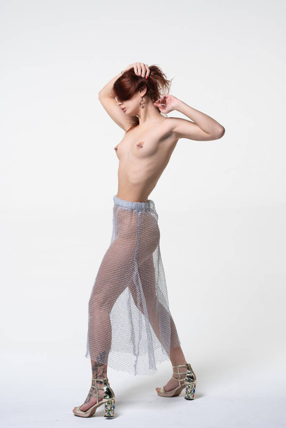 νεαρή όμορφη κοπέλα ποζάρουν γυμνή στο στούντιο - Φωτογραφία, εικόνα