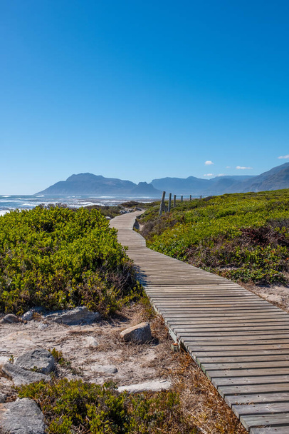 Hout Bay depuis une passerelle de plage à Kommitjie, Cape Town, Afrique du Sud
 - Photo, image